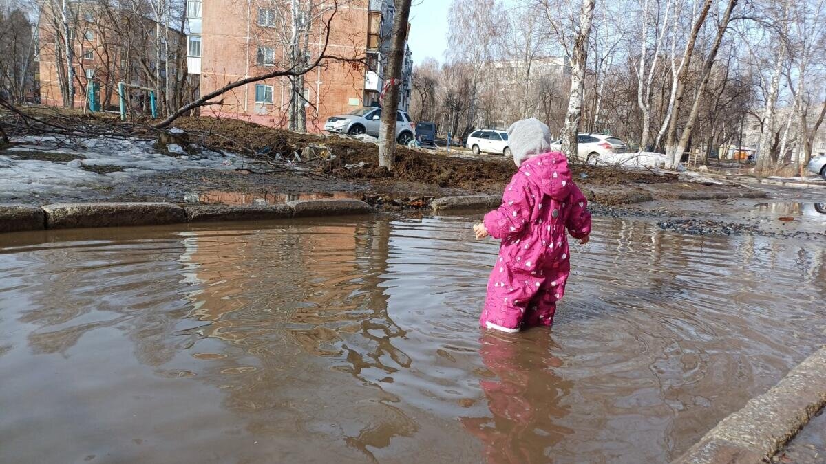 Талая вода с аэродрома бурной рекой потекла в центр Бердска | Беседа Онлайн  | Дзен