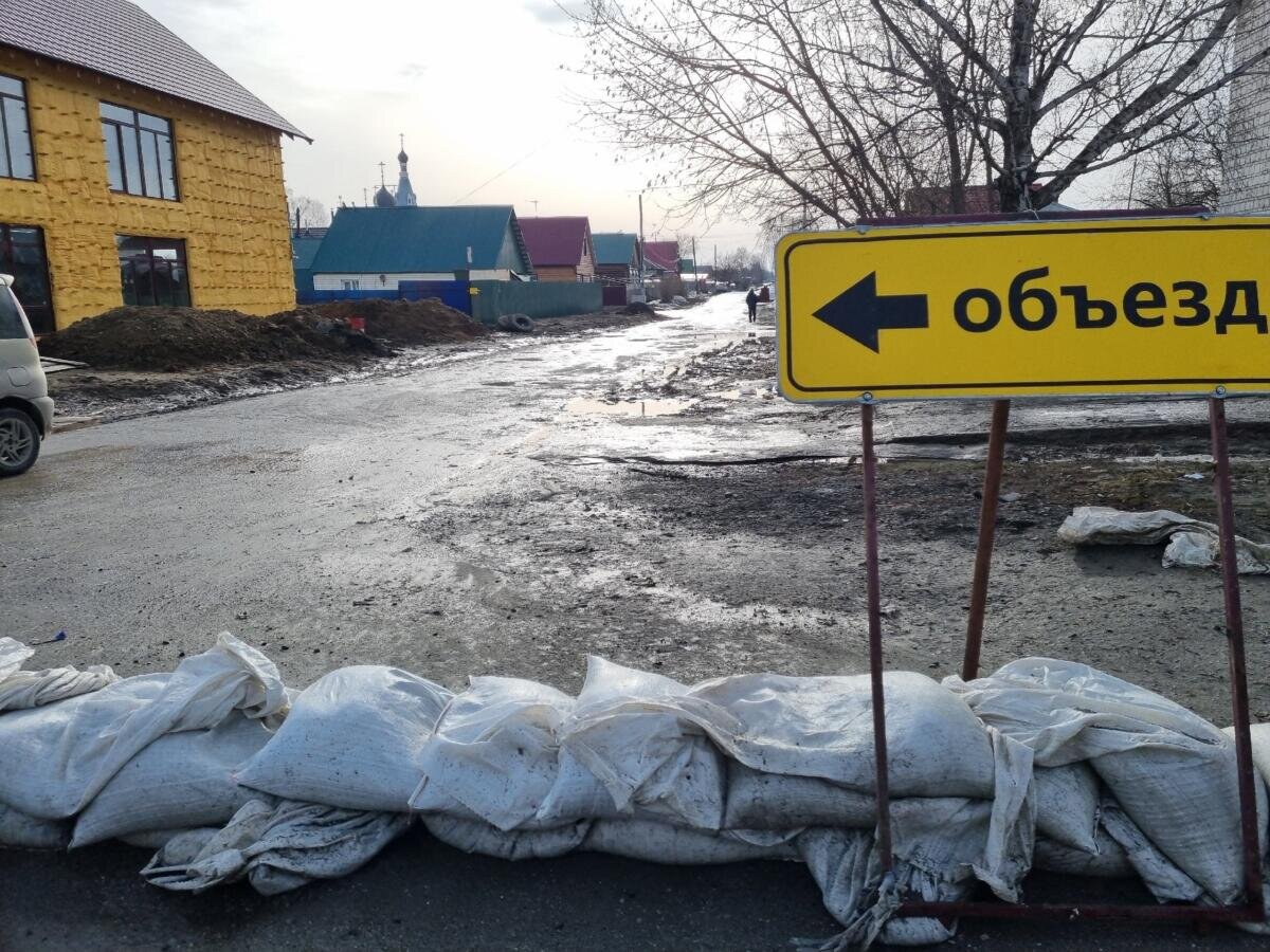 Талая вода с аэродрома бурной рекой потекла в центр Бердска | Беседа Онлайн  | Дзен