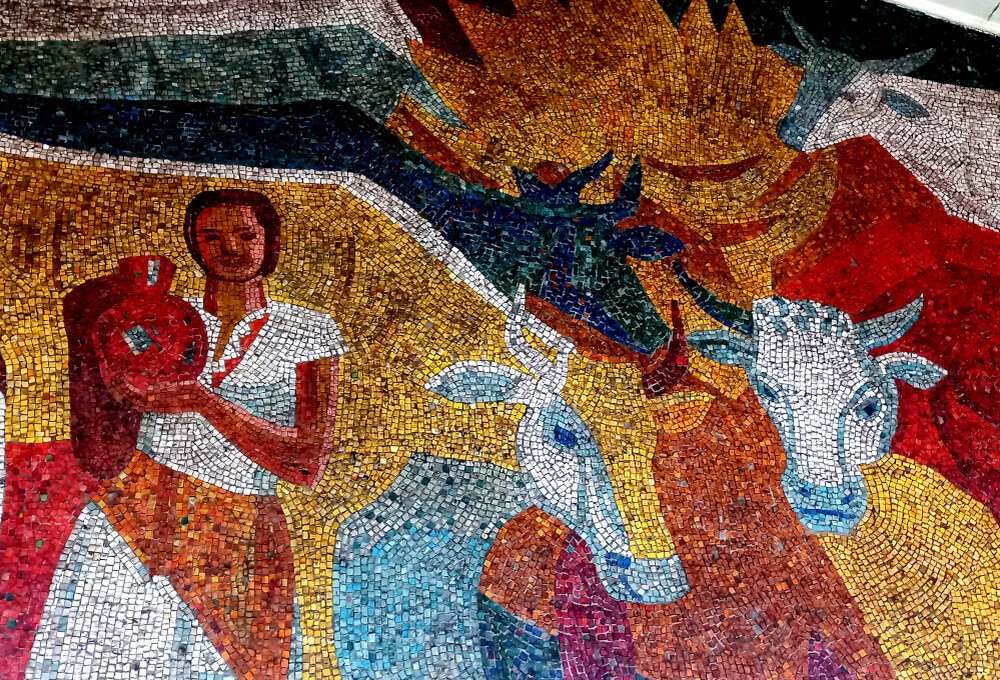 Мозаики на Колхозном рынке Донецка. фрагмент фото март 2024 года