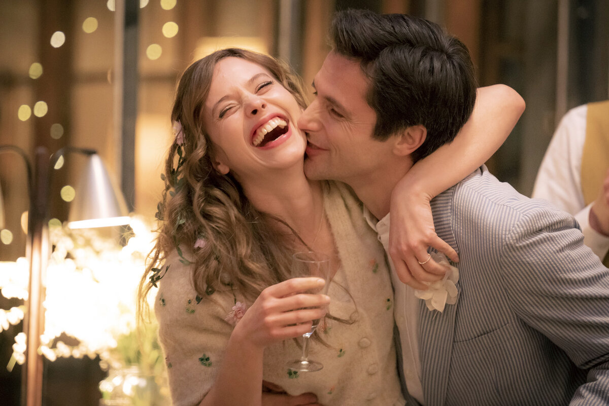 Листайте галерею. Там разные версии Джулии в исполнении Лу де Лааж. 