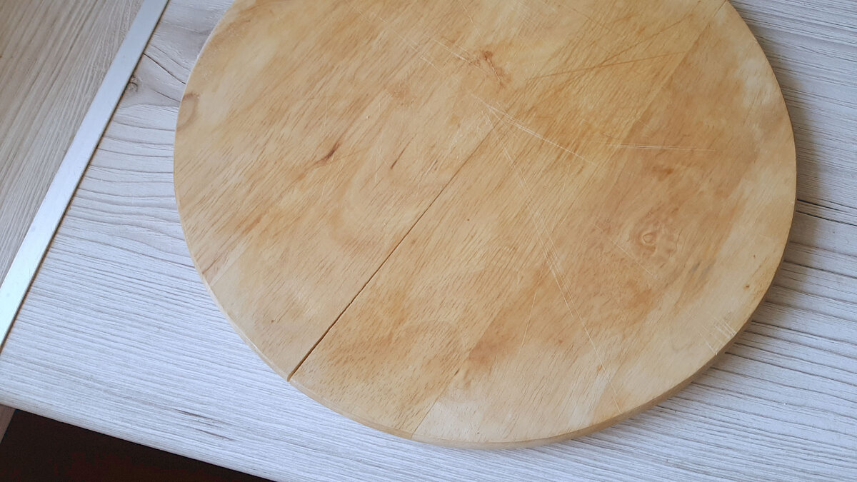 Трещина на доске в месте склейки древесины.