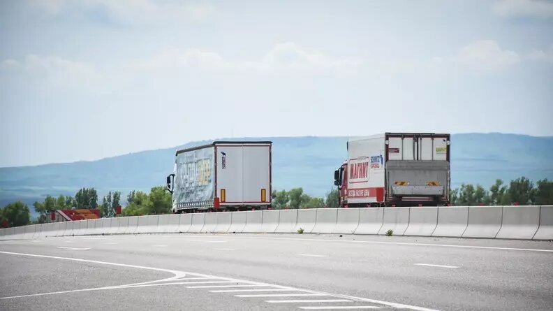     В Минтрансе уточнили, что движение будет ограничено из-за процесса оттаивания дорожной одежды и для сохранности автодорог в весенний период.