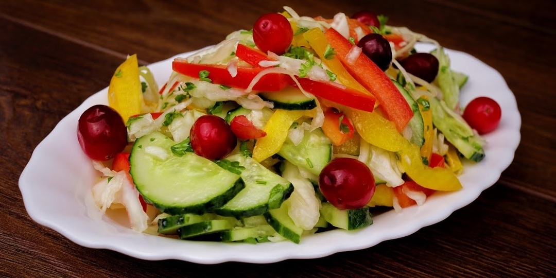 Яркий овощной салат «Мономах» с огурцами и капустой: просто объедение