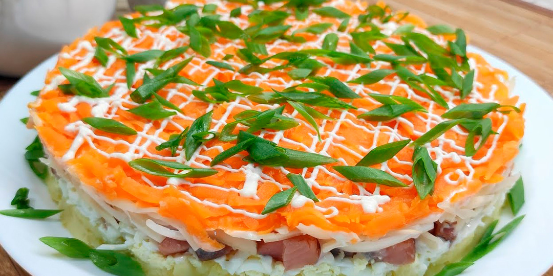 Этот салат вытеснил "Мимозу" с нашего стола. Готовлю на каждый праздник. Улетает первым