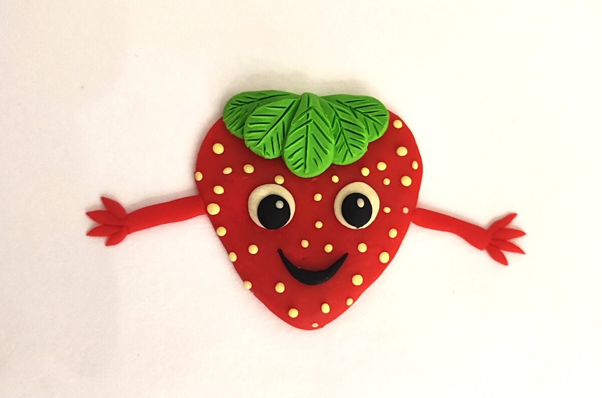 Готовый вариант аппликации из пластилина на картоне Весёлая клубничка на канале Лепим с Таней.
