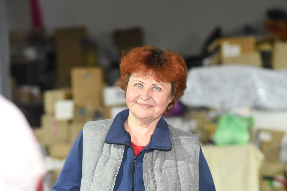 Знакомством с такими людьми горжусь. И уж если сегодня поются мною гимны своей профессии, то я люблю её за такие встречи. За такие примеры.
Сейчас Ольга как раз делает для снайперов конфеты из орехов и сухофруктов. Говорит, что надо сделать тысячу, а она пока лишь пятьдесят успела. Времени на разговоры нет...