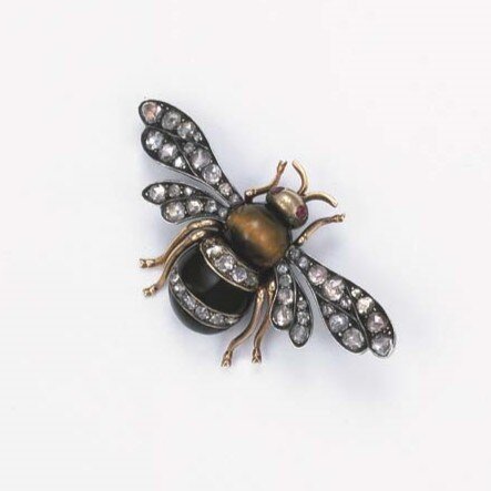 Русская брошь с пчелой, имеет клеймо Санкт-Петербурга по золоту. Продана на аукционе  Christie's в 2003 г. за 3824 фунта стерлингов