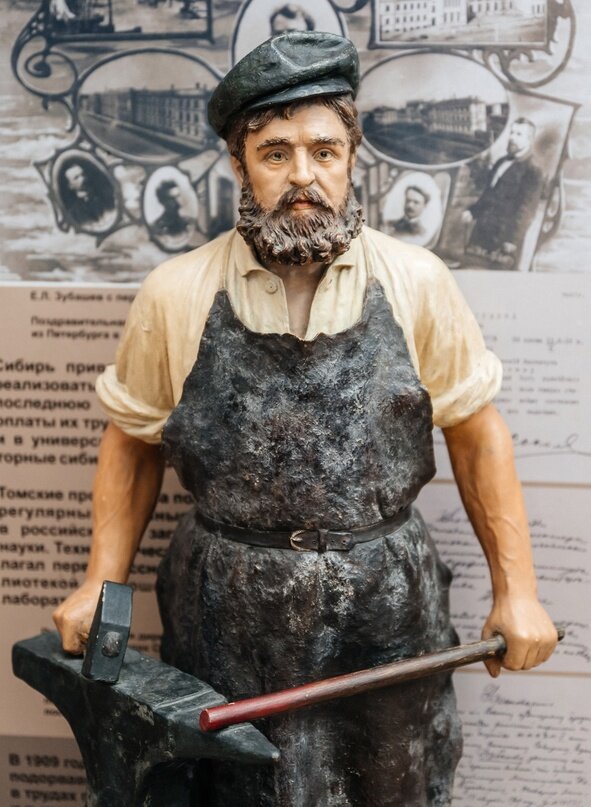Скульптура Ефима Зубашева. «Кузнец»