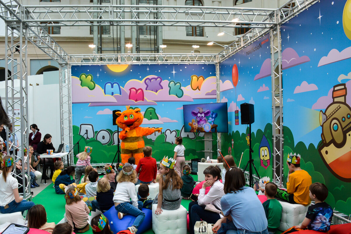 Зона "Книжки на подушках"