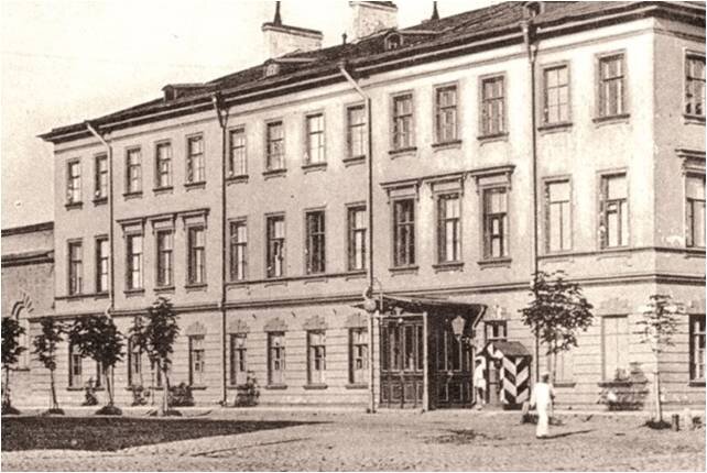 Электрический фонарь у дома военного губернатора Кронштадта (фотография конца XIX века)
