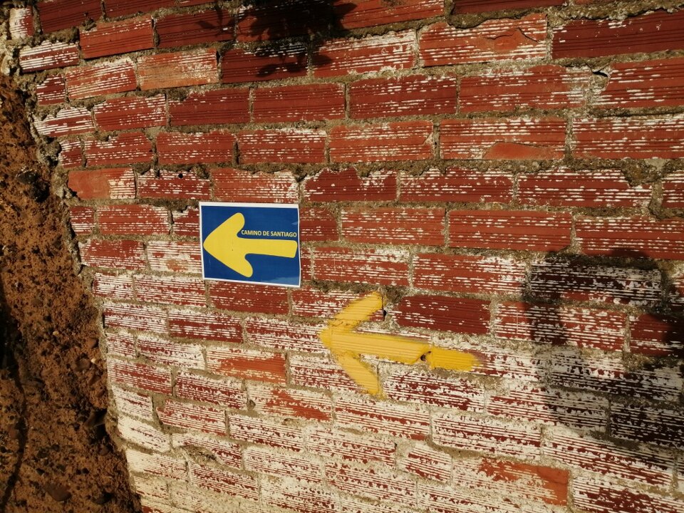 Желтая стрелка всегда поможет пилигриму на Пути Сантьяго