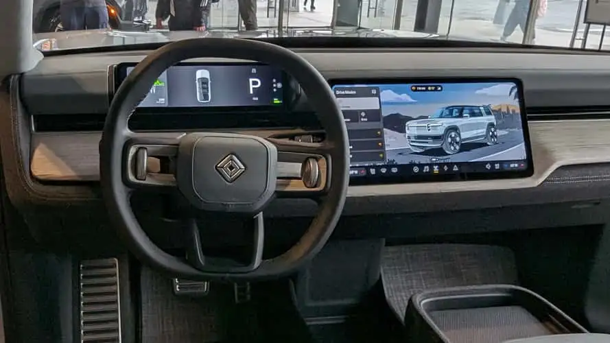 Передняя часть салона Rivian R2 – образец примитивных дизайнерских решений, провоцирующих уныние
