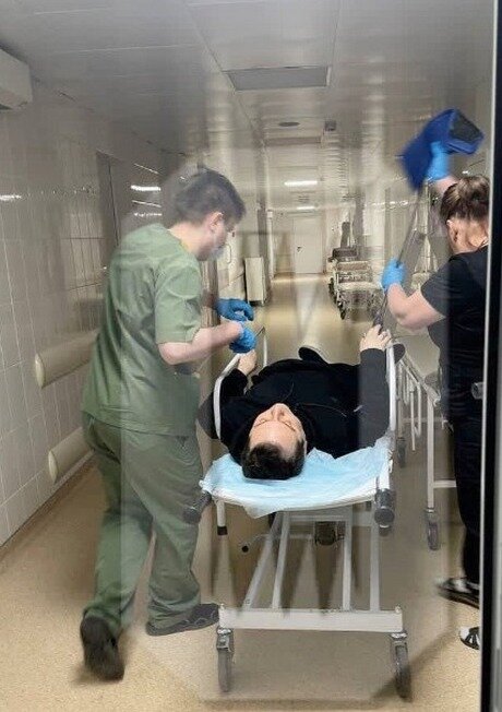 Андрей Чибис на каталке в больнице, губернатора Мурманской области везут в операционную палату.