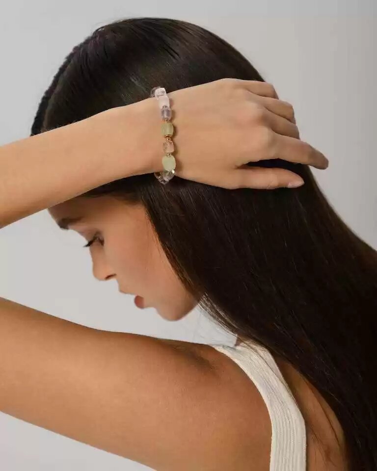 На фото браслет из аметиста, пренита, цитрина и горного хрусталя