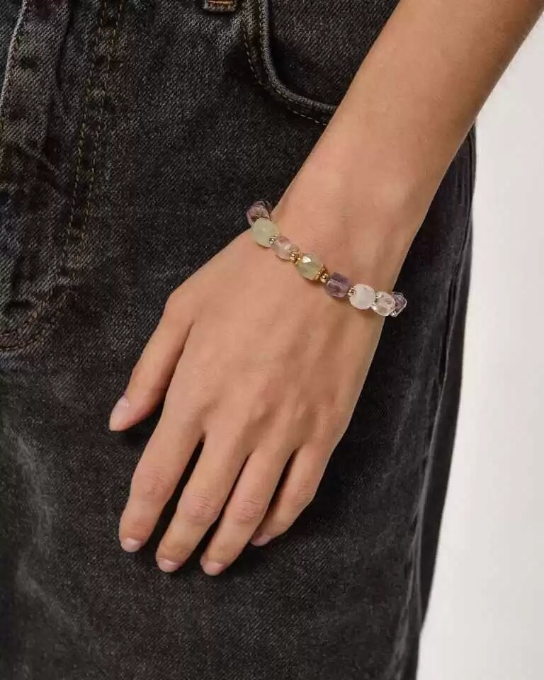 На фото браслет из аметиста, пренита, цитрина и горного хрусталя