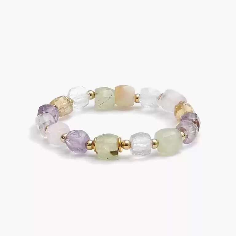 На фото браслет из аметиста, пренита, цитрина и горного хрусталя