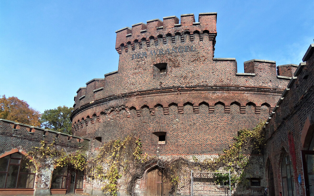 С тыла этой угрюмой громады и расположилось место куда мы отправляемся