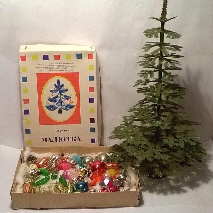 Маленькая пластмассовая елочка