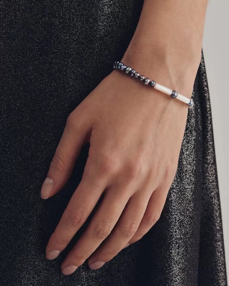 На фото браслет из жемчуга и перламутра