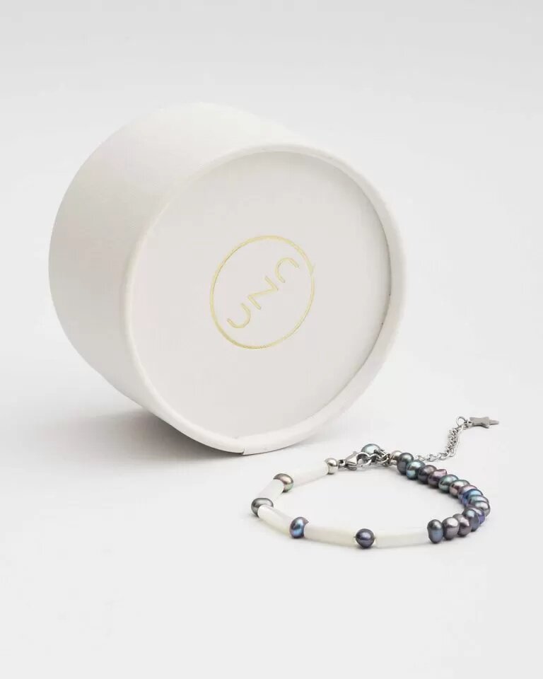 На фото браслет из жемчуга и перламутра