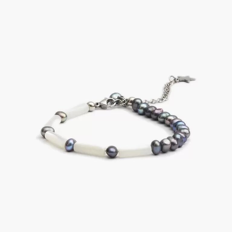 На фото браслет из жемчуга и перламутра