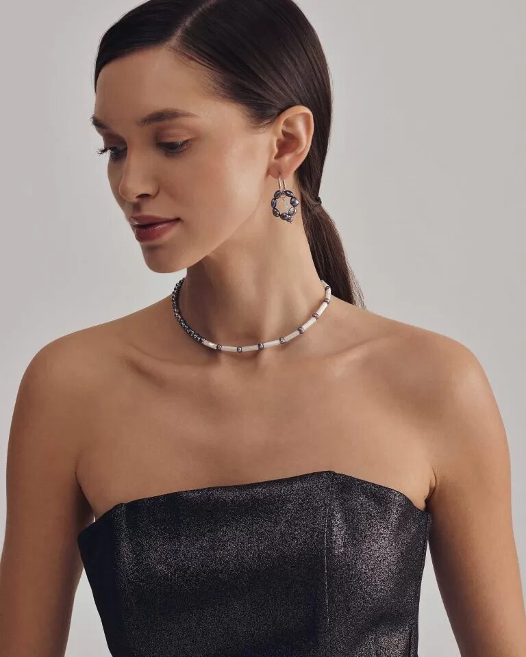 На фото чокер из жемчуга и перламутра