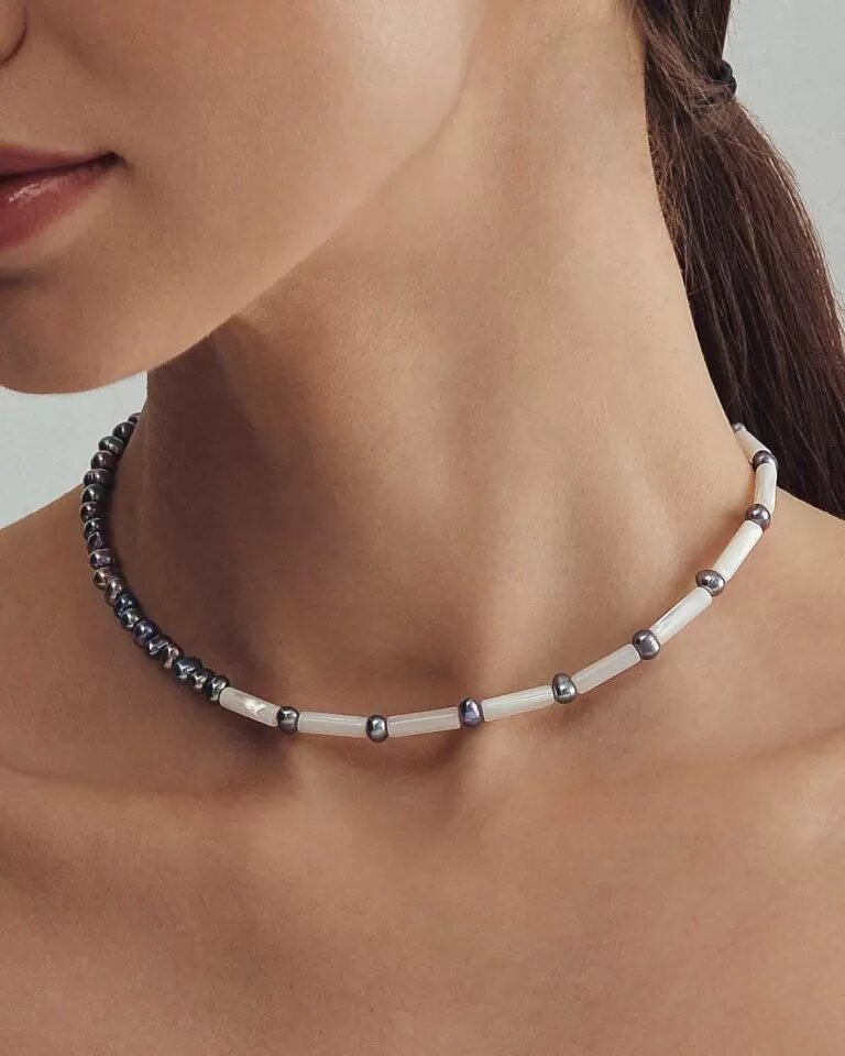 На фото чокер из жемчуга и перламутра