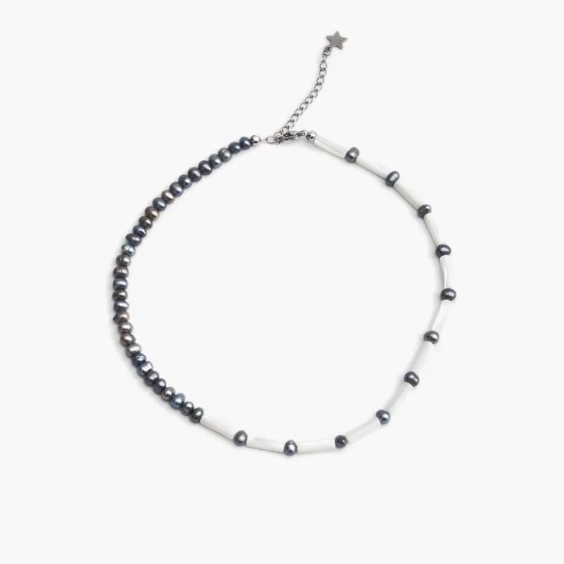 На фото чокер из жемчуга и перламутра