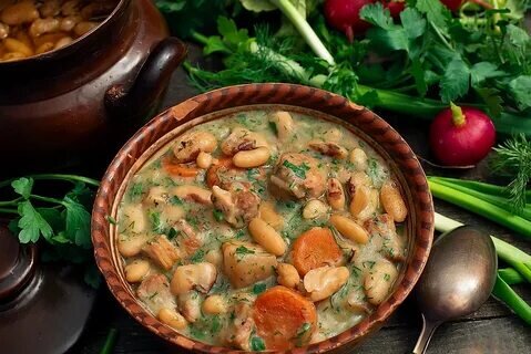 Кассуле - традиционное блюдо из фасоли, мяса и овощей