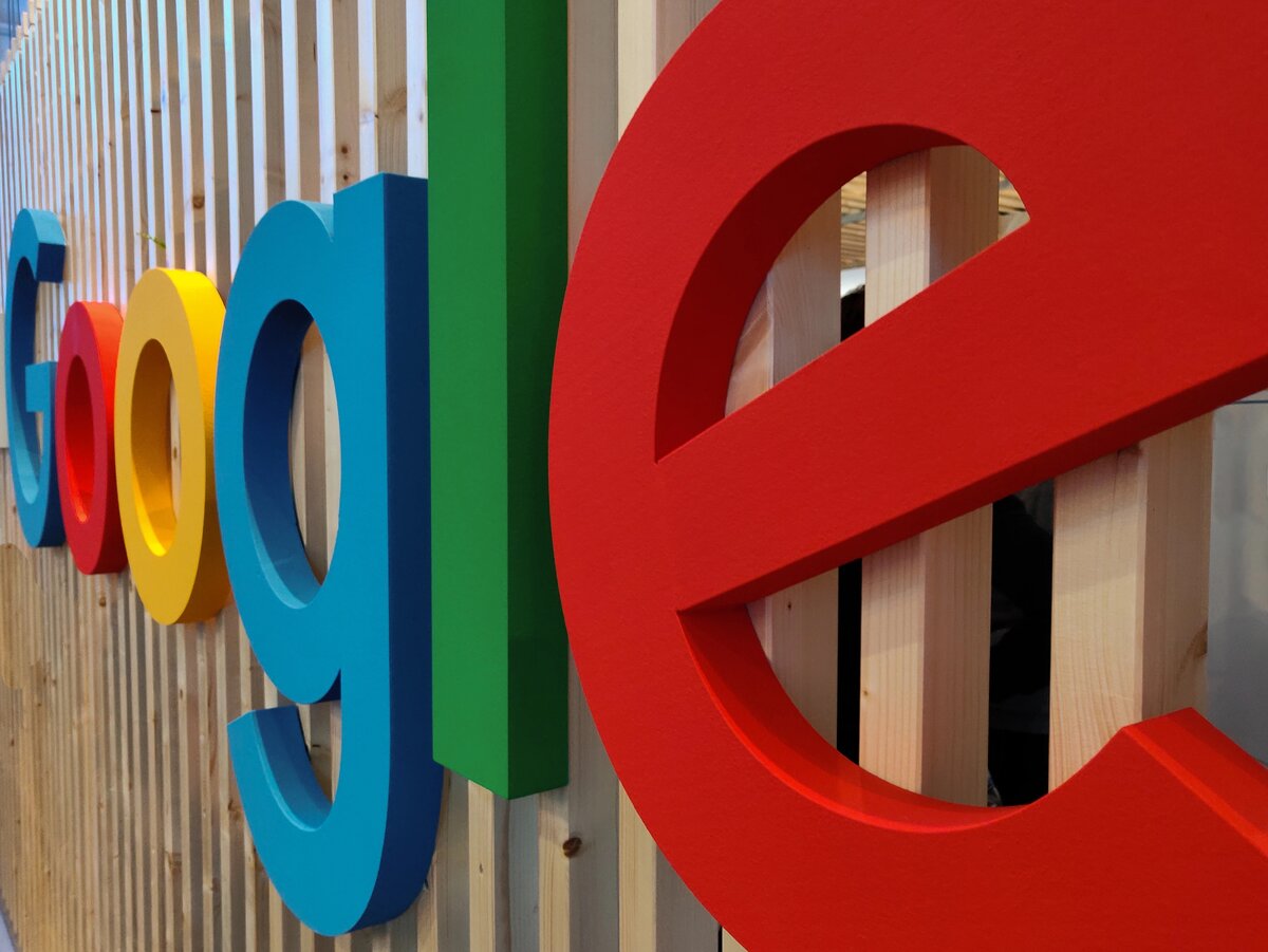 Агентство Bloomberg со ссылкой на Financial Times сообщило о том, что Google рассматривает внедрение в некоторые свои продукты платной подписки за пользование поисковыми ИИ-функциями.