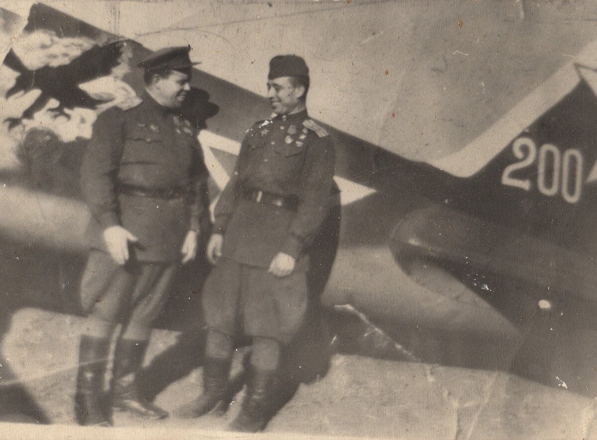 Герои Советского Союза капитан Г.Г. Чернов и подполковник М.Ф. Рябчевский (слева) у штурмовика Ил-2