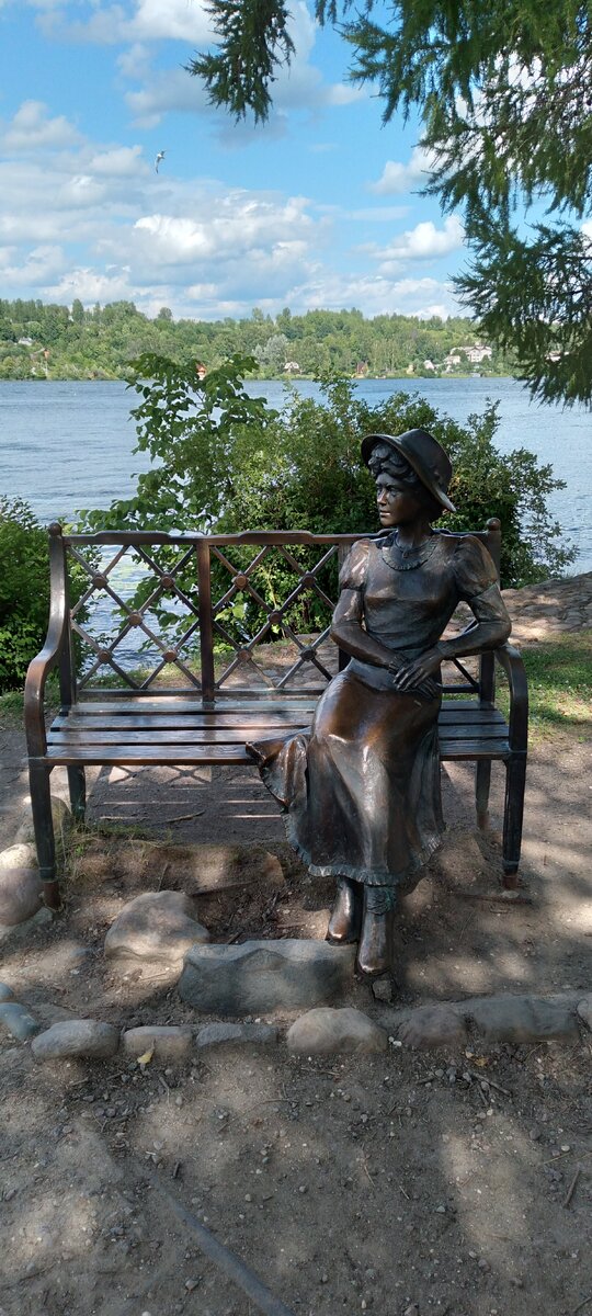 Скульптура «Дачница» в Плёсе