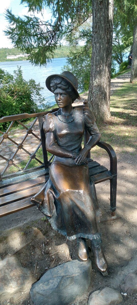 Здесь изображена ученица и возлюбленная Левитана Софья Кувшинникова, с которой известный художник каждое лето с 1888 по 1890 годы проживал в снятом доме, расположенным рядом на набережной.