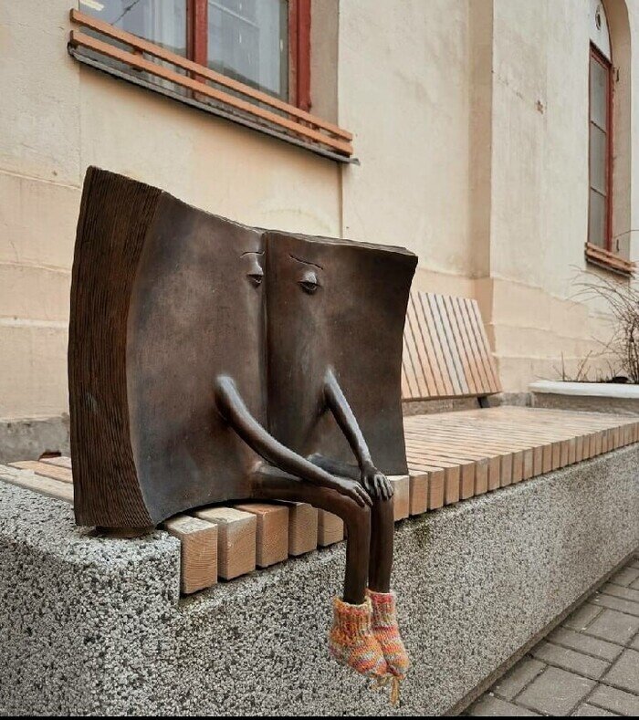 Вчера на Пикабу попалась фотография памятника из Петербурга  - потерянная книга, на которую надеты теплые носочки. Чтобы не замерзла, бедненькая.