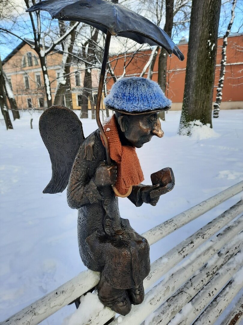 Вчера на Пикабу попалась фотография памятника из Петербурга  - потерянная книга, на которую надеты теплые носочки. Чтобы не замерзла, бедненькая.-2