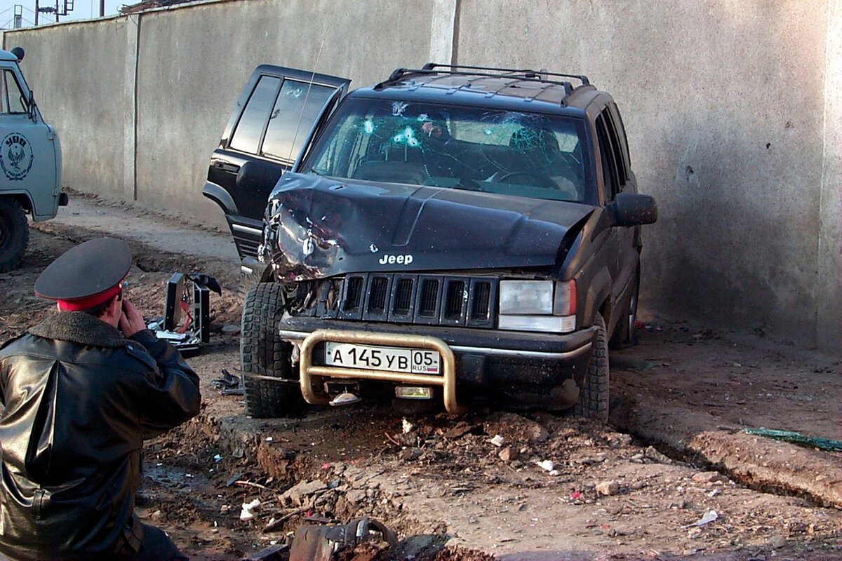 Разборки е90. Jeep Grand Cherokee 90 рострелиный. Jeep Grand Cherokee расстрелянная. Расстрелянный Jeep Grand Cherokee 90-e. Джип Гранд Чероки 90е.