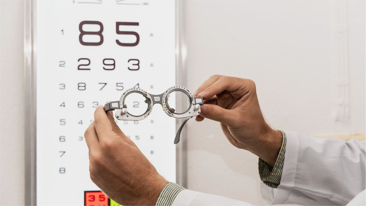 Есть много причин ухудшения зрения. Например, длительное чтение книги в одной позе при плохом освещении или чтение во время поездок в транспорте.