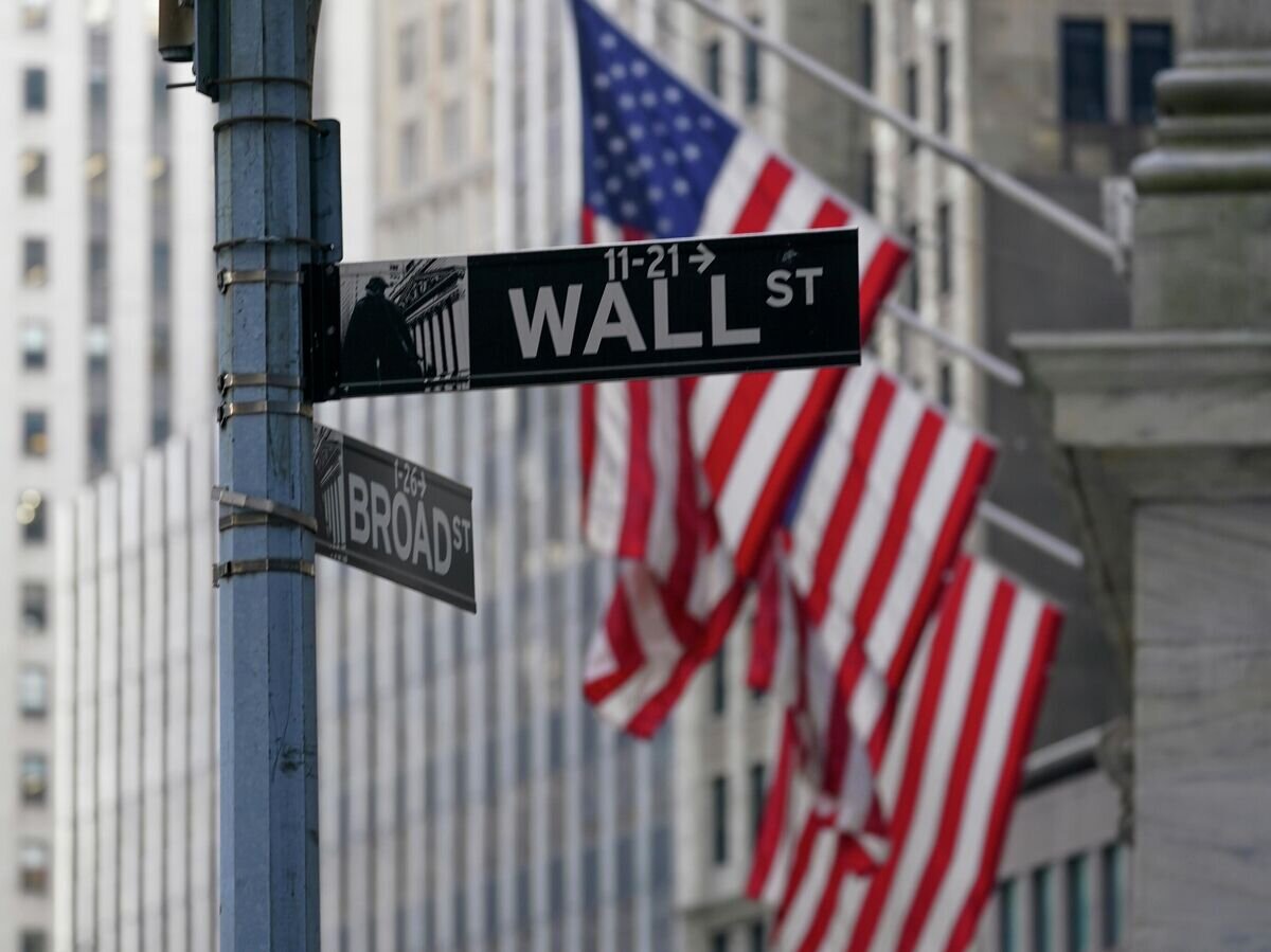    Знак улицы "Уолл-стрит" возле Нью-Йоркской фондовой биржи© AP Photo / Mary Altaffer