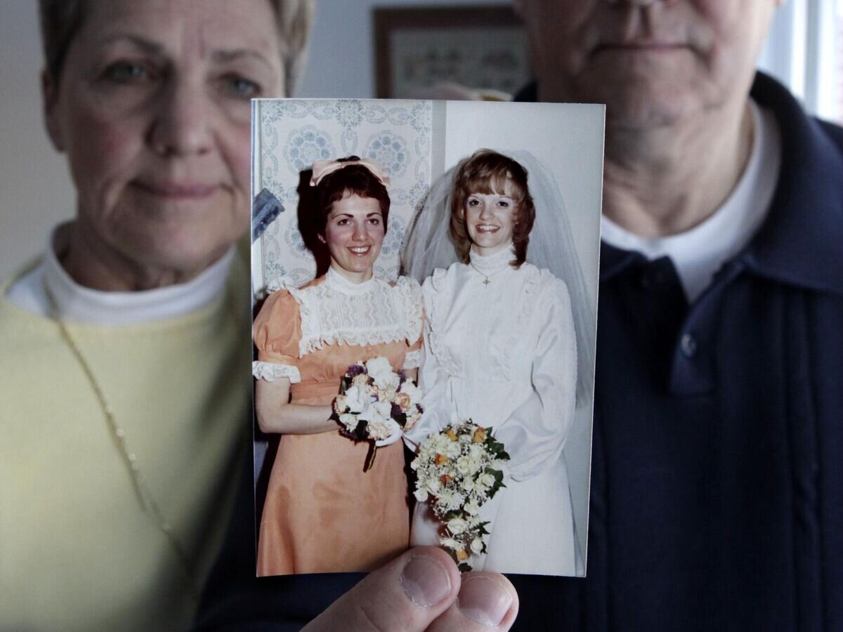    Джек Элисон и его супруга Нэнси показывают свадебный снимок, на котором Мэри Макфарлэнд изображена в качестве подружки невесты © AP Photo / Charles Rex Arbogast