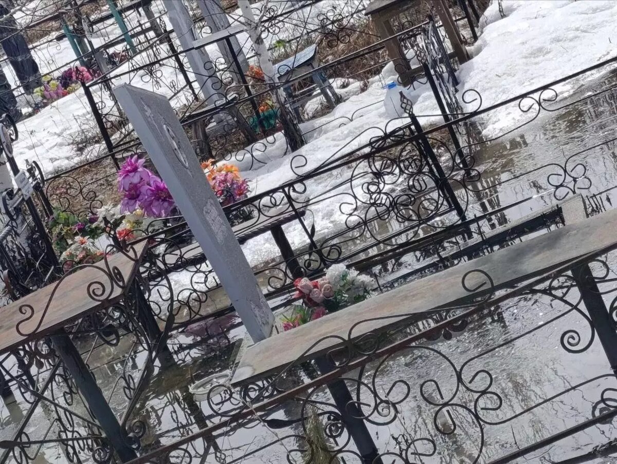 В Барнауле паводки подтопили Черницкое кладбище. Фото: «ЧП 112 / Барнаул»