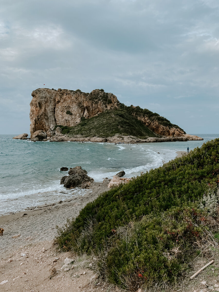Остров Çifıt kale, до него можно дойти (идеально при хорошей погоде, без ветра и обязательно нужна специальная обувь или кроксы)