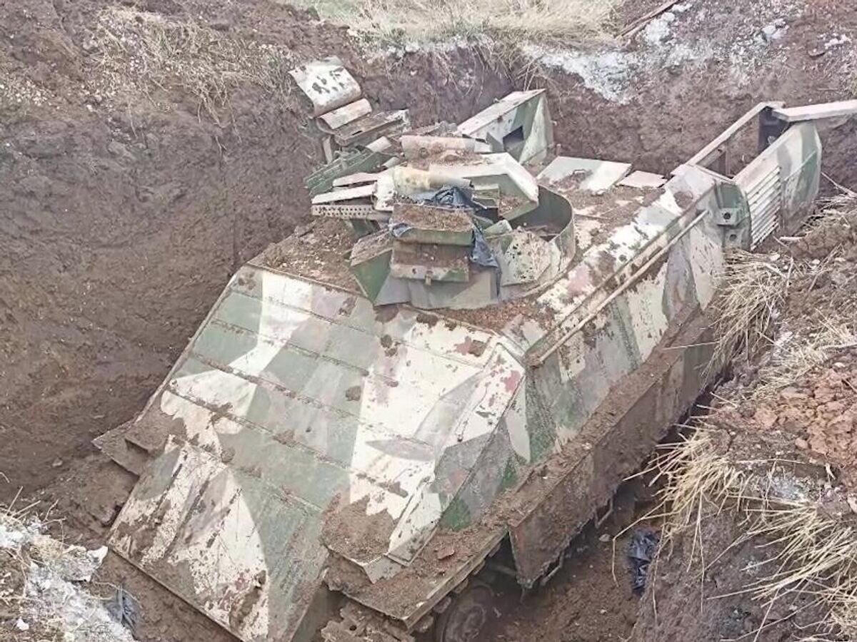    Бронемашина "Азовец" украинского националистического полка "Азов" (запрещенная в России террористическая организация), которую российские военные нашли под землей и выкопали© РИА Новости