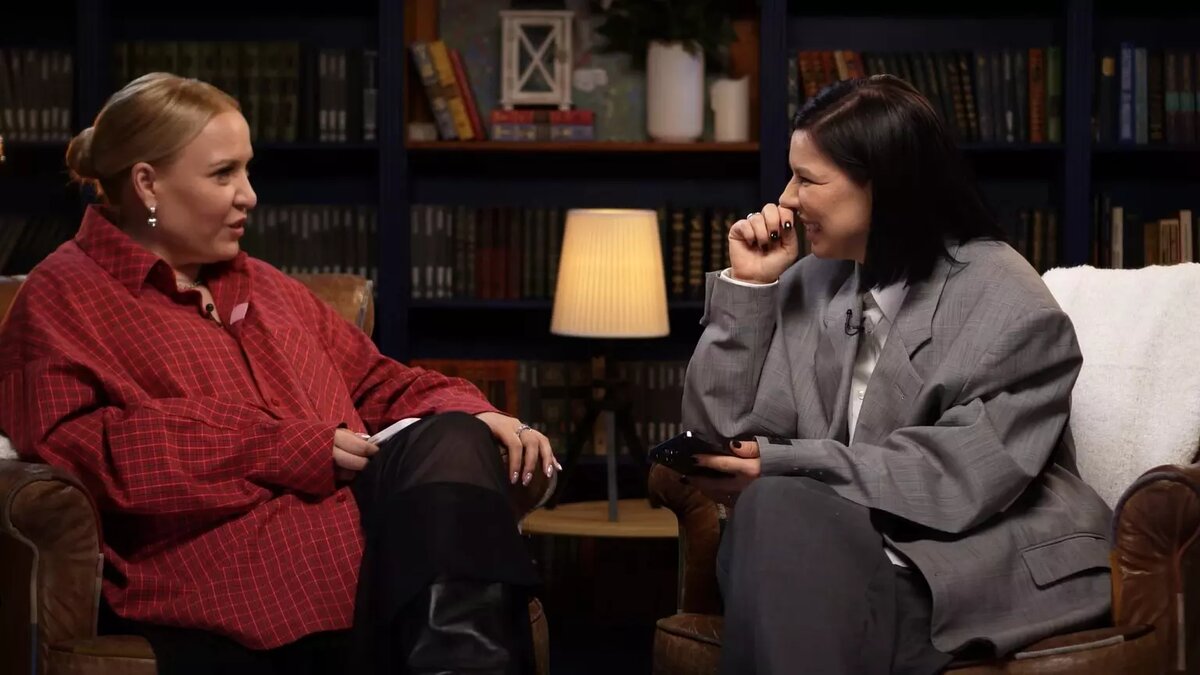     Нижегородская юмористка Ирина Мягкова залезла в личную переписку певицы Елки в ее присутствии. Выпуск второго выпуска шоу «Личка» (18+) вышел на YouTube.