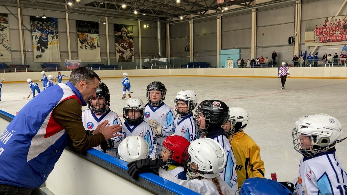 А.В. Бочкарев напутствует своих воспитанников перед игрой турнира.