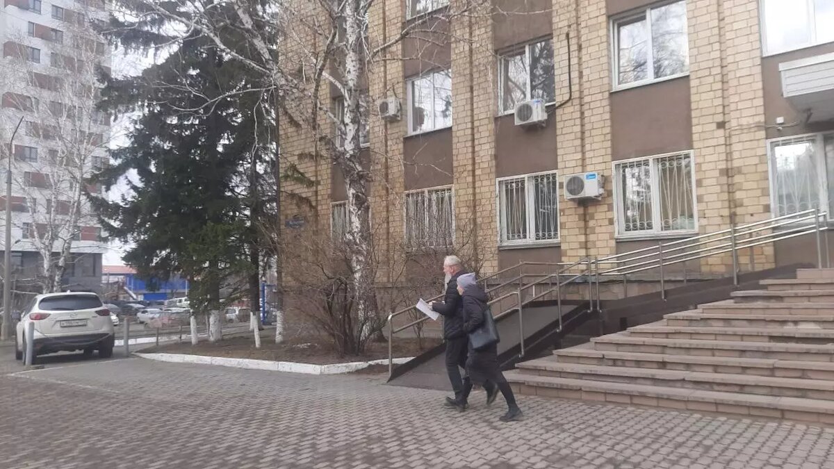     В Октябрьском суде Красноярска 5 апреля художнику Василию Слонову выбрали меру пресечения по уголовному делу о «неоднократной демонстрации экстремистской символики». Его оставили под домашним арестом на 24 дня — до 1 мая.