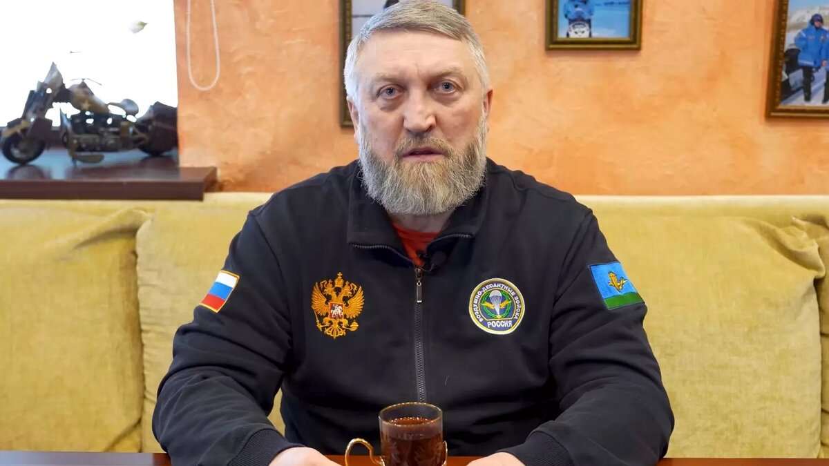     Глава корпорации «Славтэк» Александр Петерман обрушился с критикой на югорские политэлиты, обвинив их в неэффективности. Одиозный бизнесмен затронул проблемы ЖКХ, строительства, мигрантов и оттока местного населения. Собрали основное из его интервью и обсудили происходящее с экспертами.