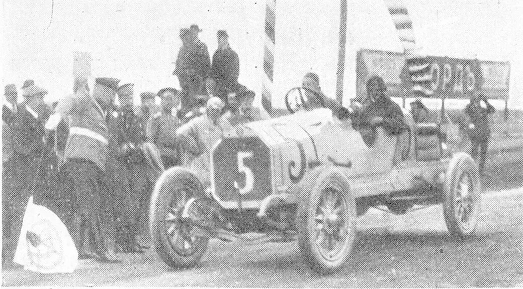 Финиш Суворина. Источник: Фотография из журнала «Нива» № 25 за 1913 год. Wikipedia