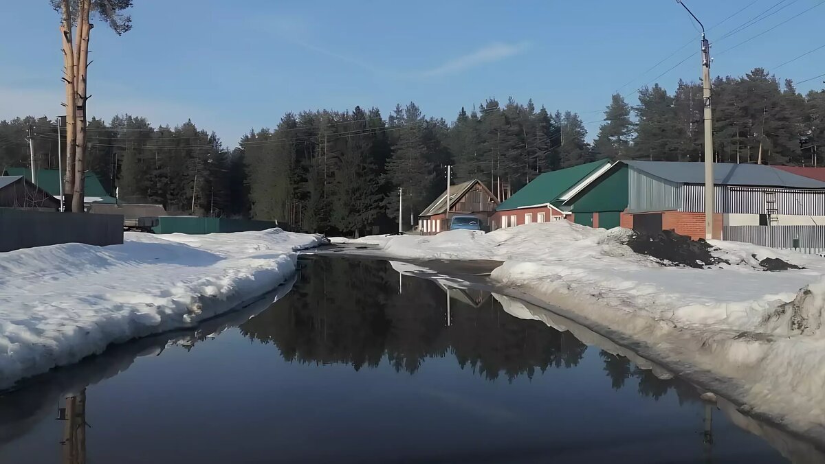     Жители улицы Чапаева в Камбарке с большим трудом добираются до дома. Дорога на их улице сейчас больше напоминает водоем. Там сейчас столько воды, что людям сложно проехать на машинах и, тем более, пройти пешком.