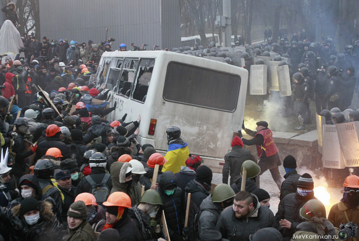 Киев, площадь Независимости - место, где 22.01.2014 г. началась гражданская война. 