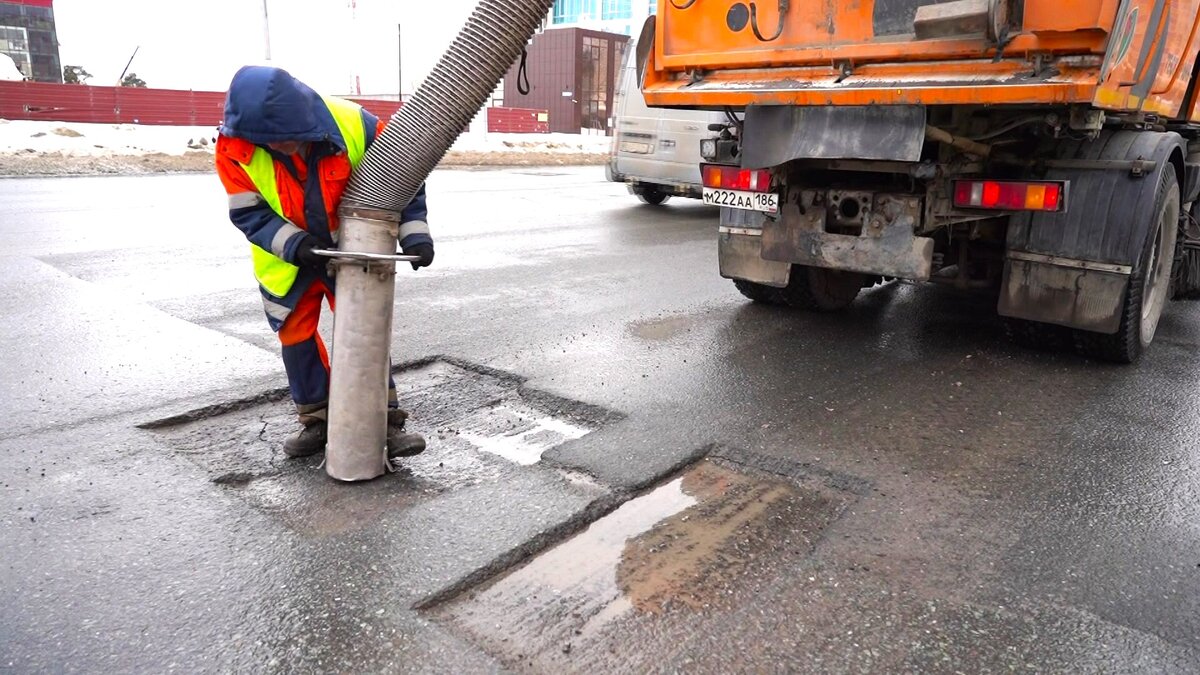    На дорогах Сургута устранят ямы общей площадью больше 1,5 тысяч квадратов